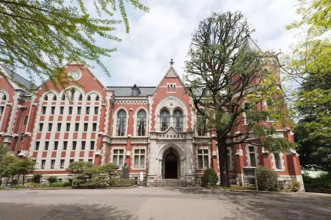 日本庆应大学学费一年需要多少钱？